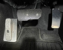 画像をギャラリービューアに読み込む, スズキJB64W/74W(ジムニー/ジムニーシエラ)2018年7月以降オートマチック車用ペダルカバーTypeSS補修部品