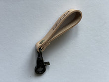 Load image into Gallery viewer, Loop-type key holder (Tanned leather)
